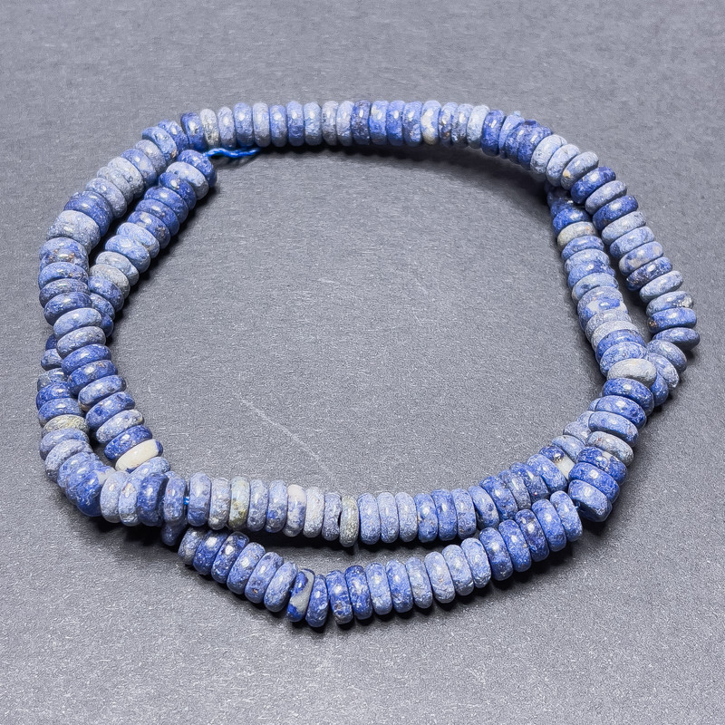 Mărgele de sodalit tip rondel, pe șnur, diametrul aproximativ 6×2 mm, lungime 39 cm