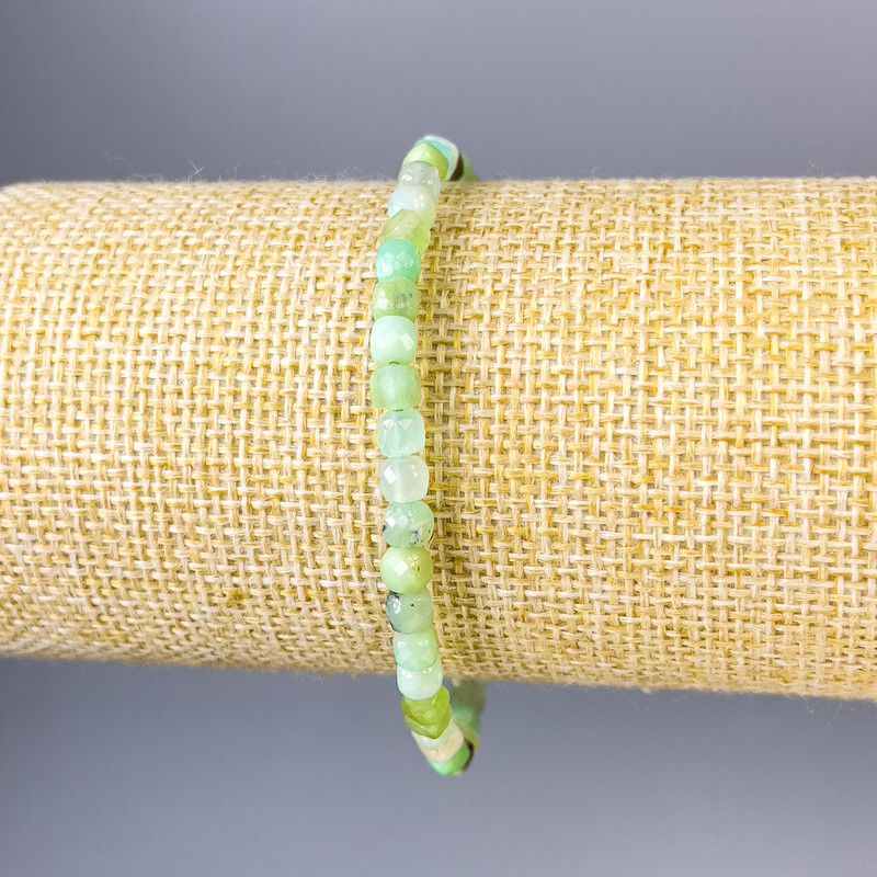 Brățară din crisopraz, cuburi facetate, diametrul 4x4 mm, lungimea 18 cm, pe bază elastică