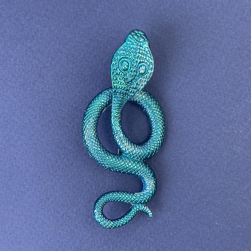Broșă-pendul Cobra cu email albastru, metal argintiu, 77×33 mm+