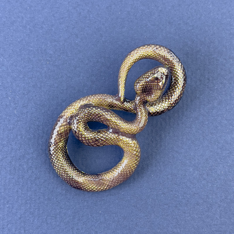 Broșă «Șarpe», culoare bronz, email, metal auriu, 52×29 mm