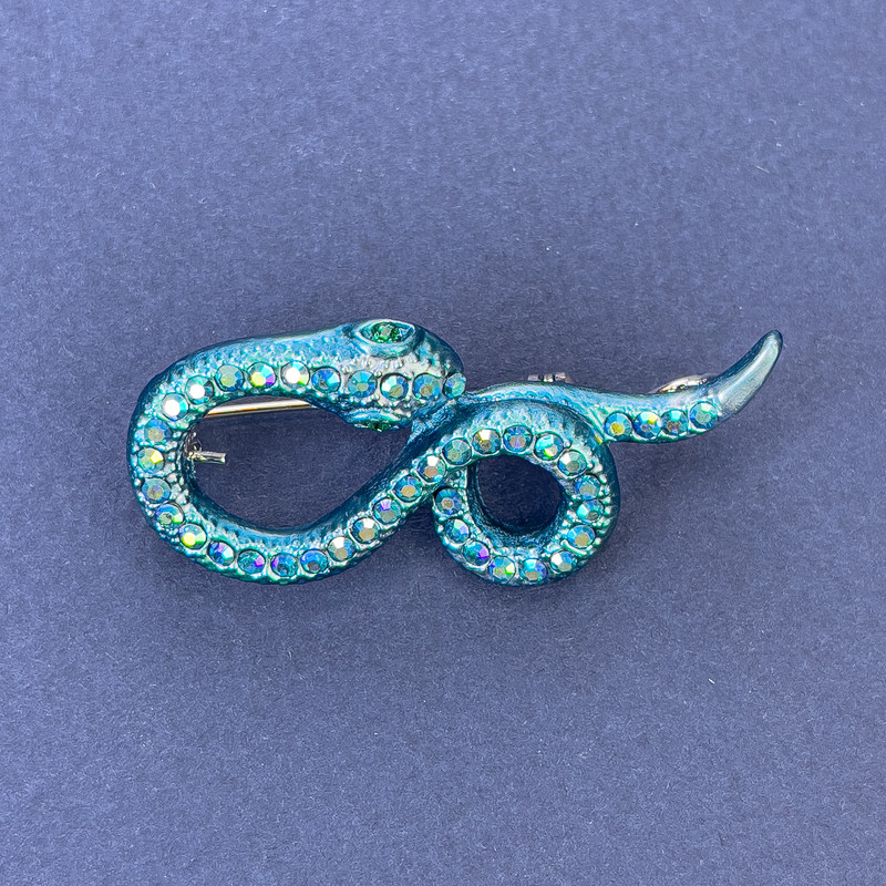 Broșă-pendulă «Șarpe» cu email albastru deschis, strasuri curcubeu, metal argintiu, 44x20 mm +