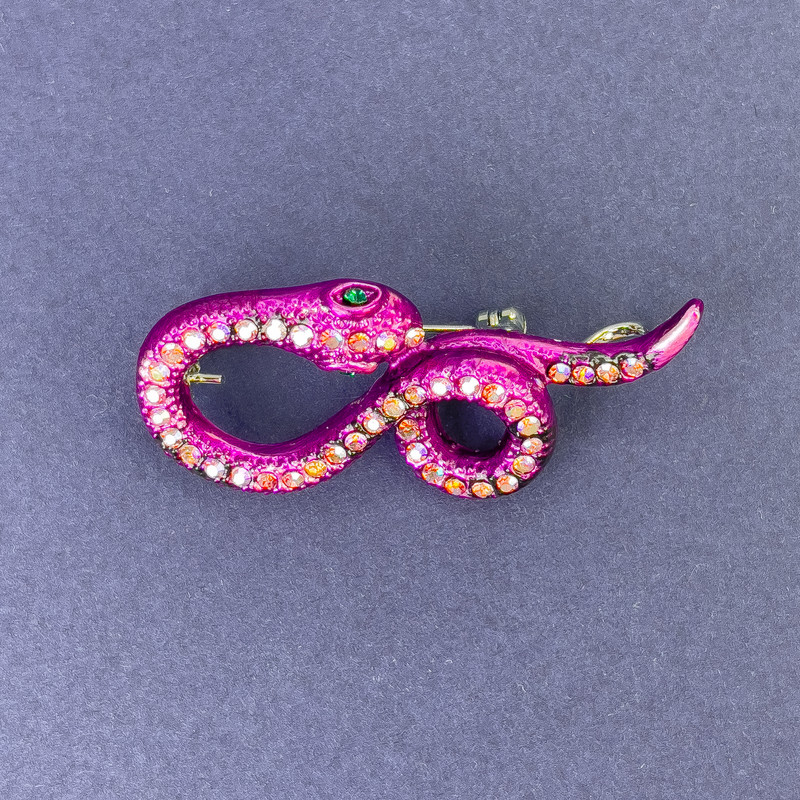 Broșă-pandant în formă de șarpe roz, email roz, cristale irizate, metal argintiu, 44x20 mm +