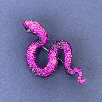 Broșă-pandantiv «Șarpe» email roz cu cristale verzi, metal argintiu 53×30 mm +