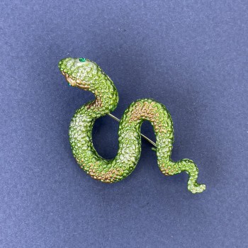 Broșă cu pandantiv în formă de șarpe, email verde deschis, cu strasuri verzi, metal argintiu, 30×55 mm