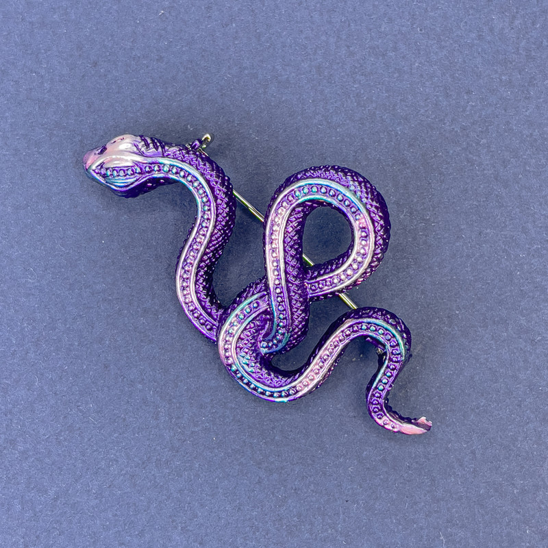 Broșă-pendință în formă de șarpe, email violet-albastru, metal argintiu, 30×55 mm +