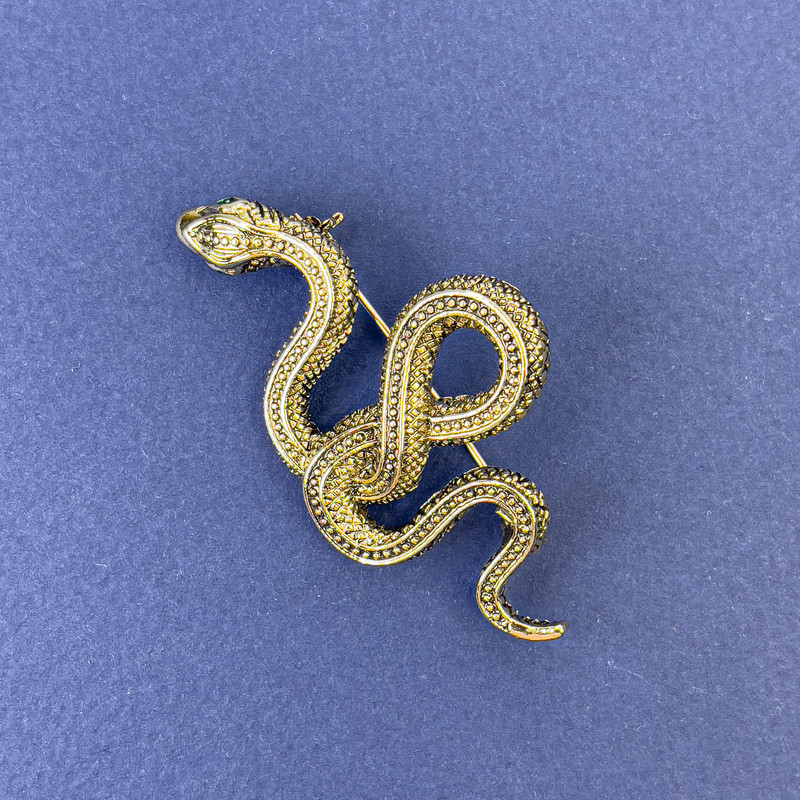 Broșă-pendulă în formă de șarpe, bronz lucios, cu pietre verzi strălucitoare, metal auriu, 30×55 mm +