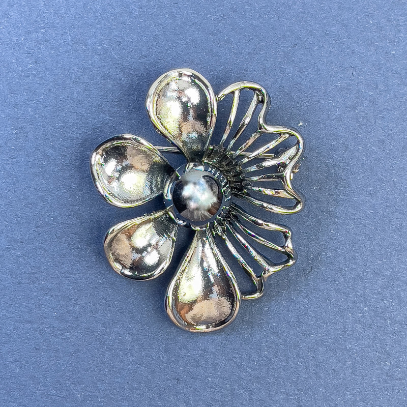 Broșă Floare cu perlă neagră, metal argintiu, 31×39 mm+