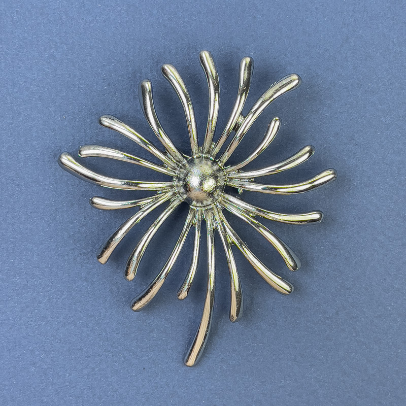 Broșă Crizantemă din metal argintiu, 61×71 mm