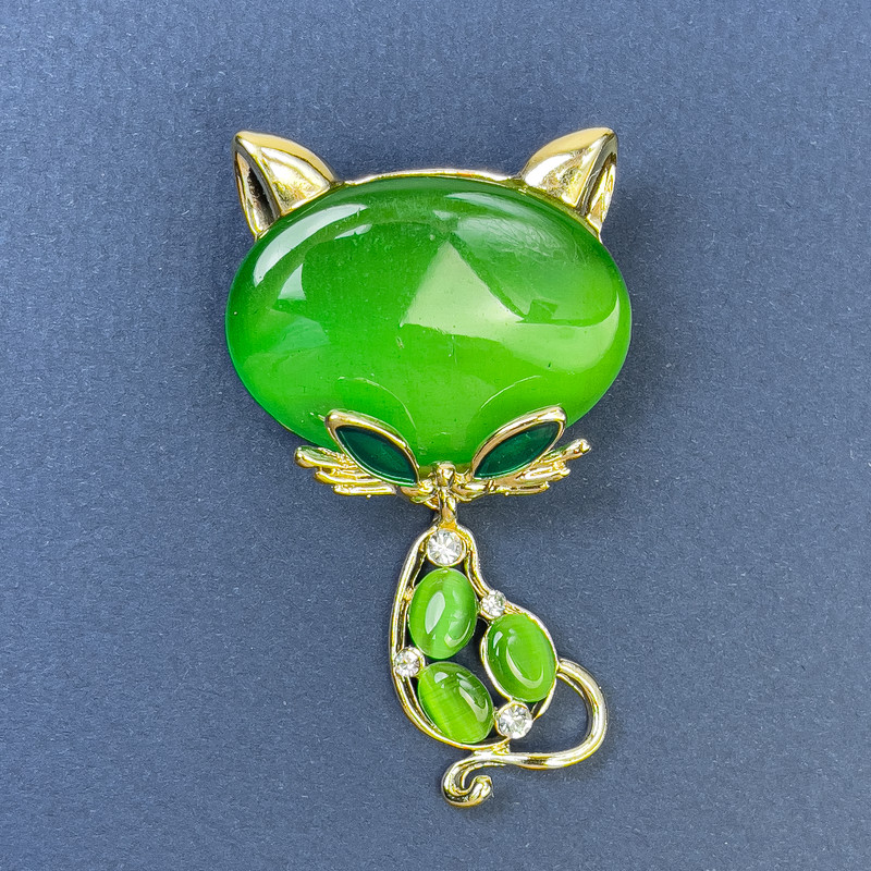 Broșă Pisică cu ochiul pisicii verde, cristale albe, metal auriu, 34x58 mm