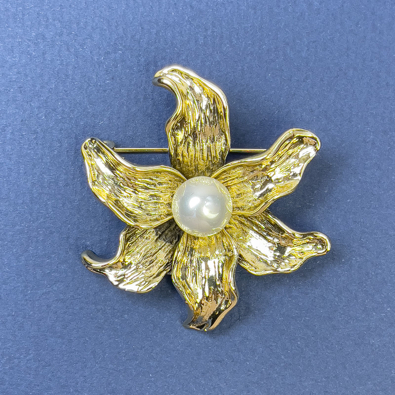 Broșă-pendulă Floare cu perlă, metal auriu, diametrul de 45 mm+