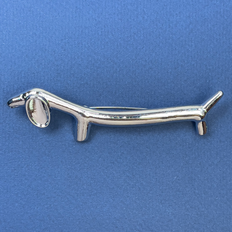 Broșă în formă de teckel, metal argintiu, 21×85 mm+