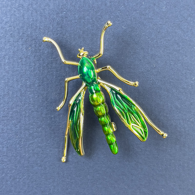 Broșă insectă verde, luciu metalic auriu, diametru 39 mm +/-, lungime 42 mm +/-