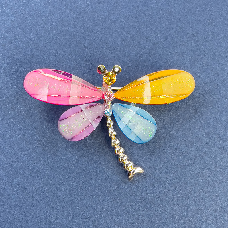 Broșă în formă de fluture, cristale multicolore, metal auriu, diametru 40 mm ±, lungime 30 mm ±