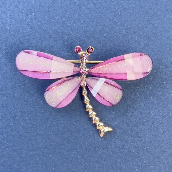 Broșă fluture cu strasuri albe și roz, culoare mov deschis, metal auriu, diametru 40 mm ±, lungime 30 mm+