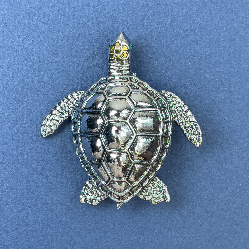 Broșă-pendantă «Țestoasă» cu strasuri, metal argintiu, diametrul de 44 mm, lungimea de 47 mm (+/-)