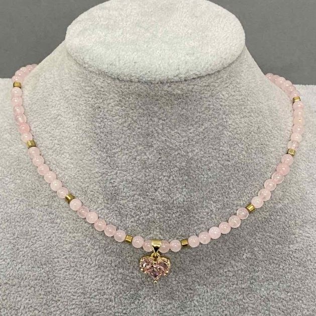 Choker din cuarț roz, mărgele lucioase de 4 mm ±, cub hematit de 3 mm ±, cu pandantiv inimă de 12 mm ±, lungime 36 cm ±, lanț de extensie