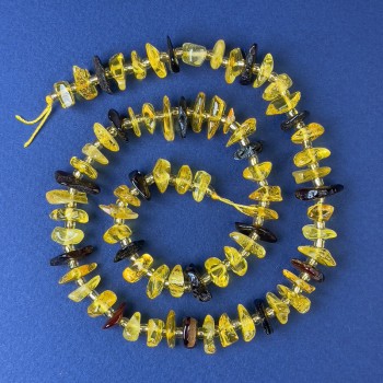 Mărgele din chihlimbar – fragmente de 10–12×4 mm, cu mărgele, pe șnur, lungime 38 cm