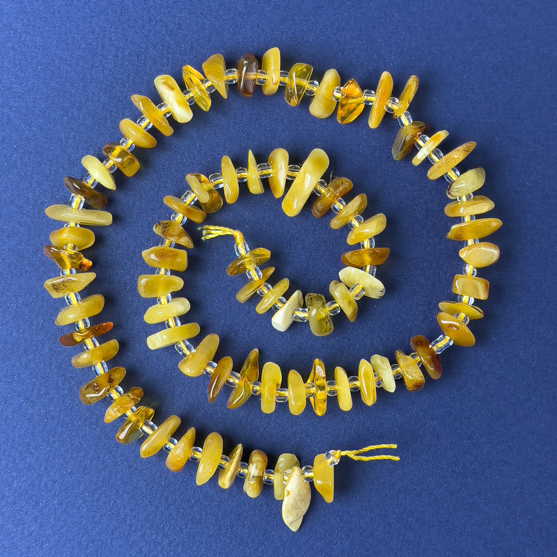 Mărgele de chihlimbar – firimituri, 10×3 mm ±, cu mărgele, pe șnur, lungime 38 cm+