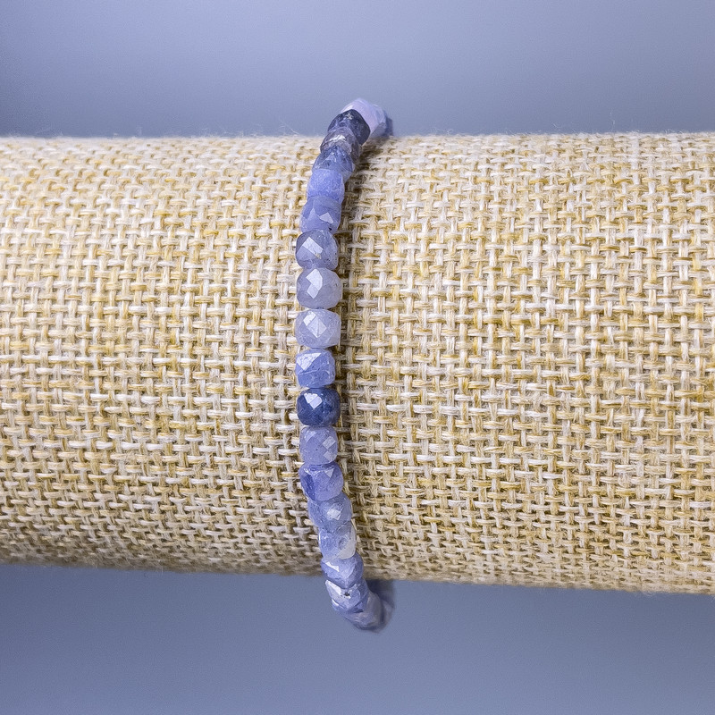Brățară din safir tăiat, în formă de cub, diametrul aproximativ 4 mm, lungime aproximativă 18 cm, pe bază elastică