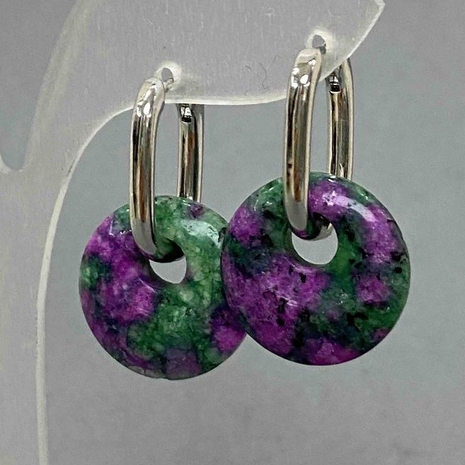Cercei din zoizit, diametrul 18 mm, lungimea 31 mm, metal argintiu