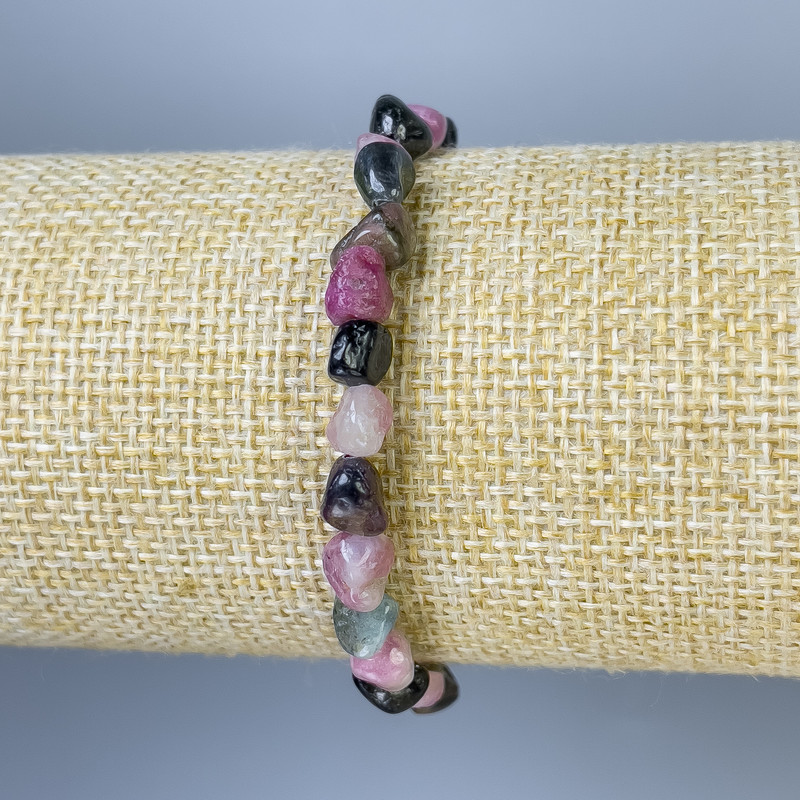 Brățară din turmalină, în formă de pietre șlefuite, diametru 6-8×6 mm, lungime 18 cm +/- elastic