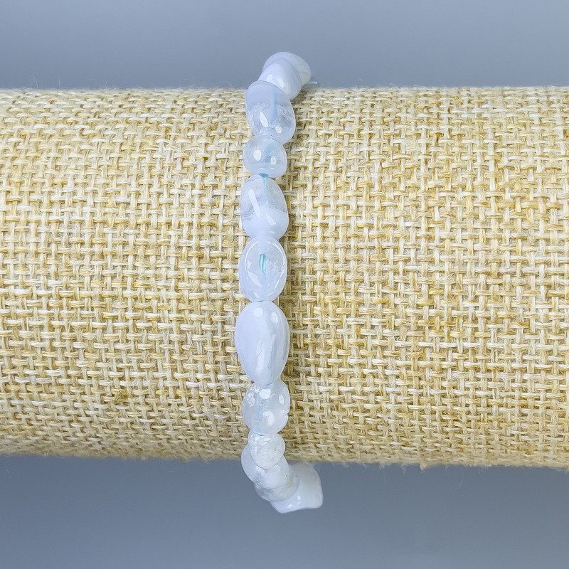 Brățară din calcedon cu fațetare, diametrul aproximativ 5–8×6 mm, lungimea 18 cm, pe elastic