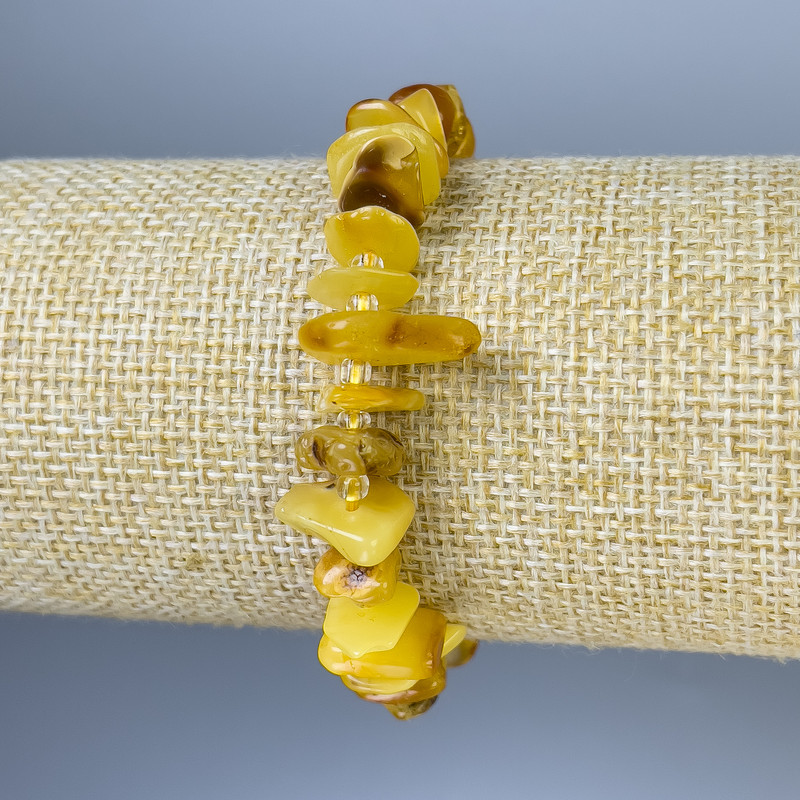 Brățară din fragmente de chihlimbar, diametrul 8–12×2–4 mm, cu mărgele, lungime 18 cm, pe elastic