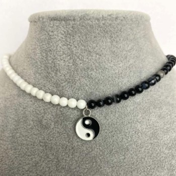 Choker din agat, diametrul 4 mm ±, cu pandantiv Yin și Yang de 12 mm ±, lungime 35–40 cm
