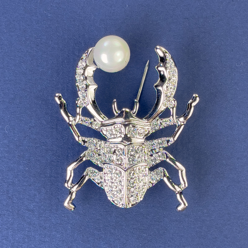 Broșă Scarabeu cu strasuri albe, perlă, metal argintiu, 40×33 mm+