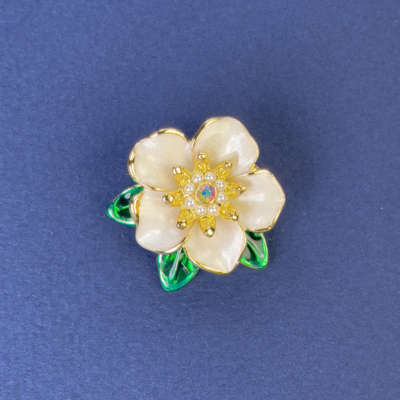 Broșă Floare, diametrul de aproximativ 25 mm - email alb și verde, cu strasuri