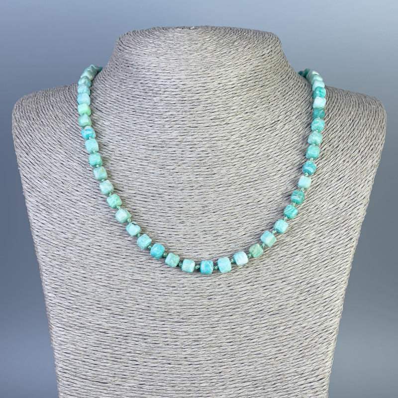 Colier din amazoanit, cuburi facetate, diametru aproximativ 6x6 mm, lungime aproximativ 50 cm, cu închizătoare