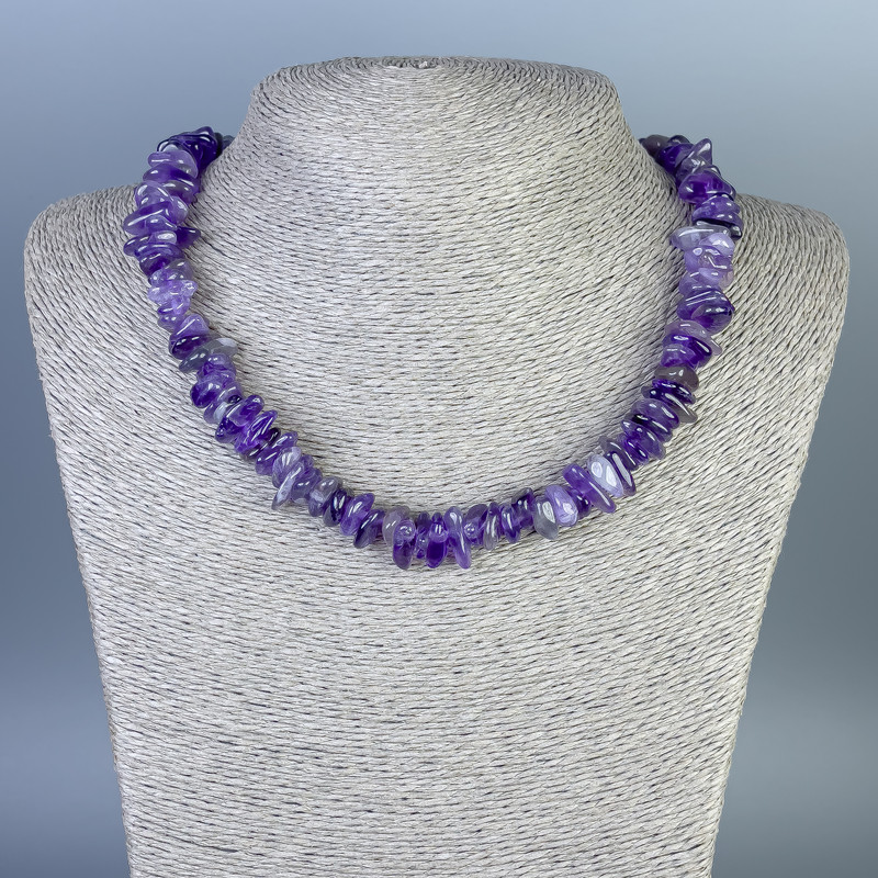 Colier cu bucăți de ametist 10-13×2-4 mm, lungime 45 cm, cu închizătoare