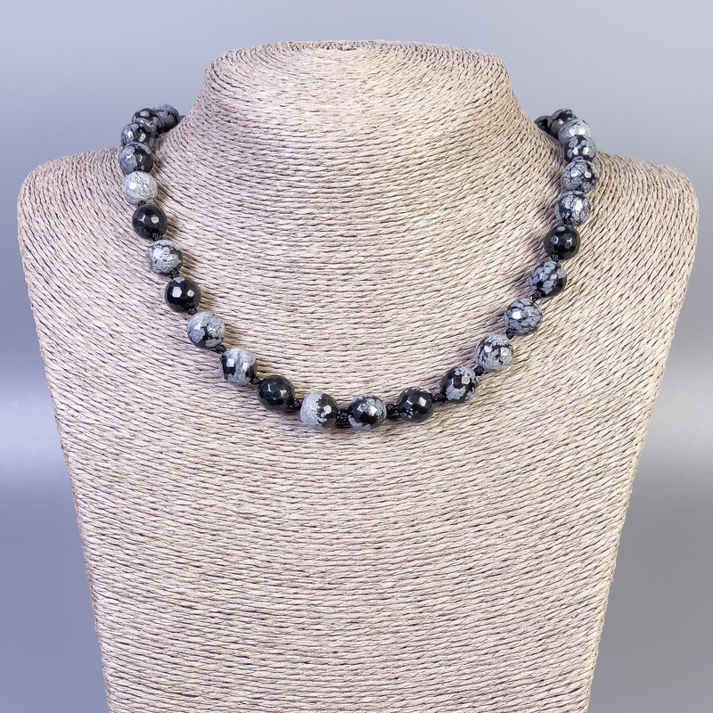 Colier din obsidian alb „Lacrimi de Apache”, mărgea facetată, diametrul 10 mm ±, lungime 50 cm ±, cu închizătoare