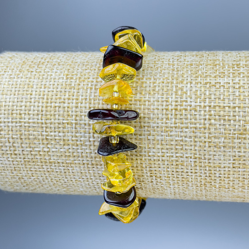 Brățară din fragmente de chihlimbar, diametrul fragmentelor 8-13×2-4 mm, cu mărgele, lungime aproximativă 18 cm, bază elastică