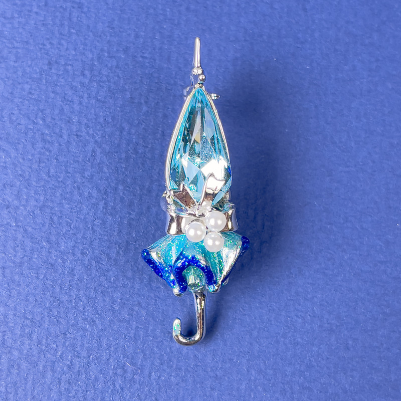 Broșă «Parasol» cu cristal albastru și perle 46×16 mm ± metal argintiu