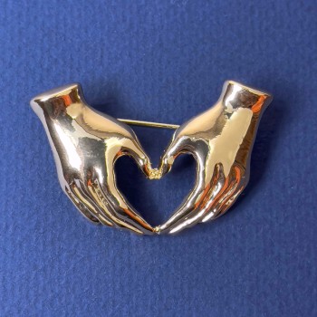 Broșă «Mâinile» din metal auriu, 42×28 mm+
