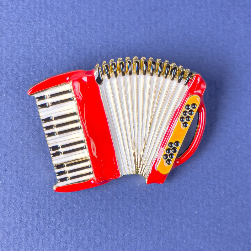 Broșă Acordeon roșie, albă, neagră, email, metal auriu 42×31 mm+