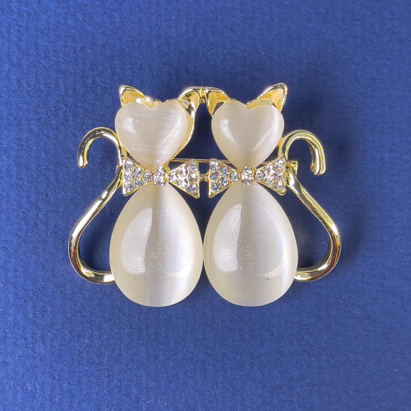 Broșă cu pisică: ochi de pisică alb, strasuri albe, metal auriu, diametrul 31×38 mm +