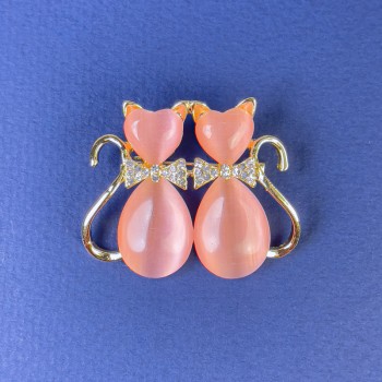 Broșă pisică roz – ochiul pisicii roz, cu cristale albe, metal auriu, diametrul 31×38 mm