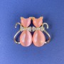 Broșă pisică roz – ochiul pisicii roz, cu cristale albe, metal auriu, diametrul 31×38 mm