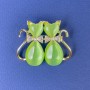 Broșă cu pisici, verde, ochi de pisică, cu strasuri albe, metal auriu, diametrul 31x38 mm +