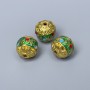 Mărgea Cloisonné verde, roșu și albastru, diametru 11 mm ±, gaură de 1,8 mm, culoare aurie a metalului, 1 buc.