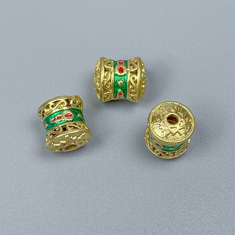 Mărgea Cloisonné cilindrică, email verde-roșu, diametru 8x10 mm, gaură de 2 mm, culoare metalică auriu, 1 bucată