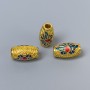 Mărgea Cloisonné baril – email albastru-roșu, diametrul 8×14 mm, gaură de 3 mm, culoare aurie a metalului, 1 bucată