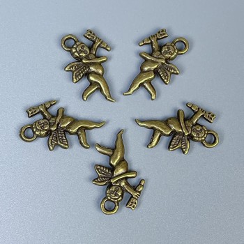 Pandantiv Cupidon, culoare bronz metalic, dimensiuni 23×14×3 mm, gaură Ø 2,5 mm, ambalaj 20 g (~12 buc.)