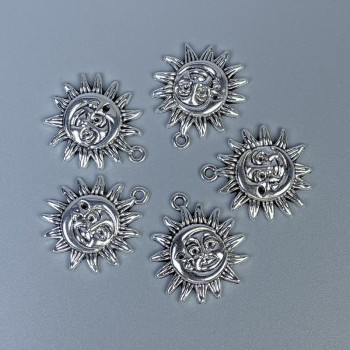 Furnitură pandantiv Soarele și Luna, culoare metal argintiu, dimensiuni 20x23x3 mm, gaură de 1,5 mm, ambalaj 10 buc.