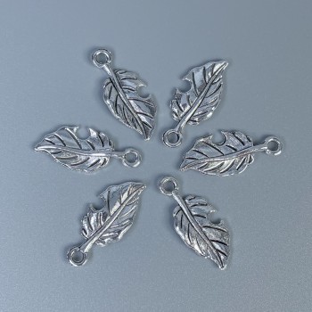 Pandantiv – accesorii „Frunză”, culoare argintiu metalic, dimensiuni aproximative 23x10x1 mm, gaură de 2 mm, ambalaj 20 g (~26 buc.)