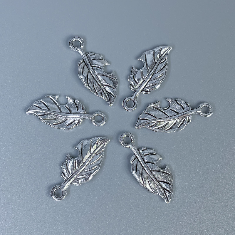 Pandantiv – accesorii „Frunză”, culoare argintiu metalic, dimensiuni aproximative 23x10x1 mm, gaură de 2 mm, ambalaj 20 g (~26 buc.)
