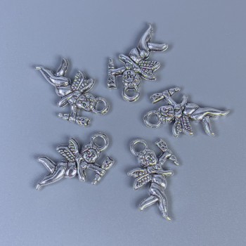 Furnitură pandantiv Cupidon, culoare metal argintiu, dimensiuni 23×14×3 mm, gaură de aproximativ 2,5 mm, ambalaj 20 g (~12 buc.)