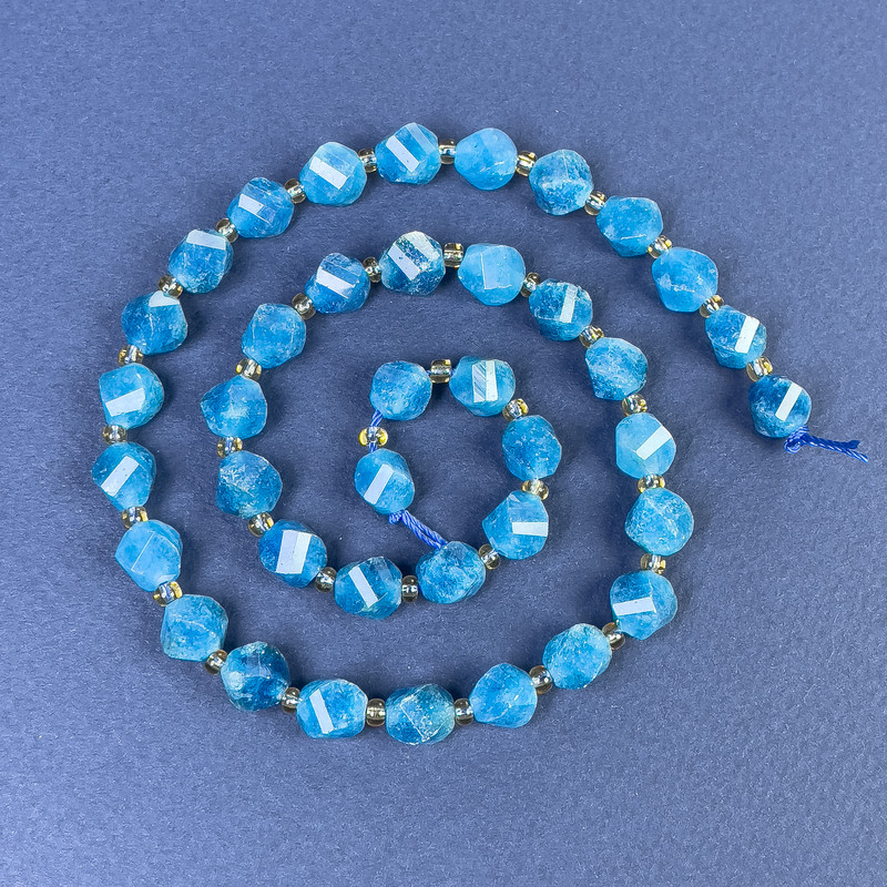 Mărgele de apatit fațetat, în formă de romb, 8x7 mm ±, pe șnur, lungime 38 cm+